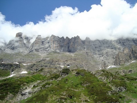 Sicht an die Felsmauer